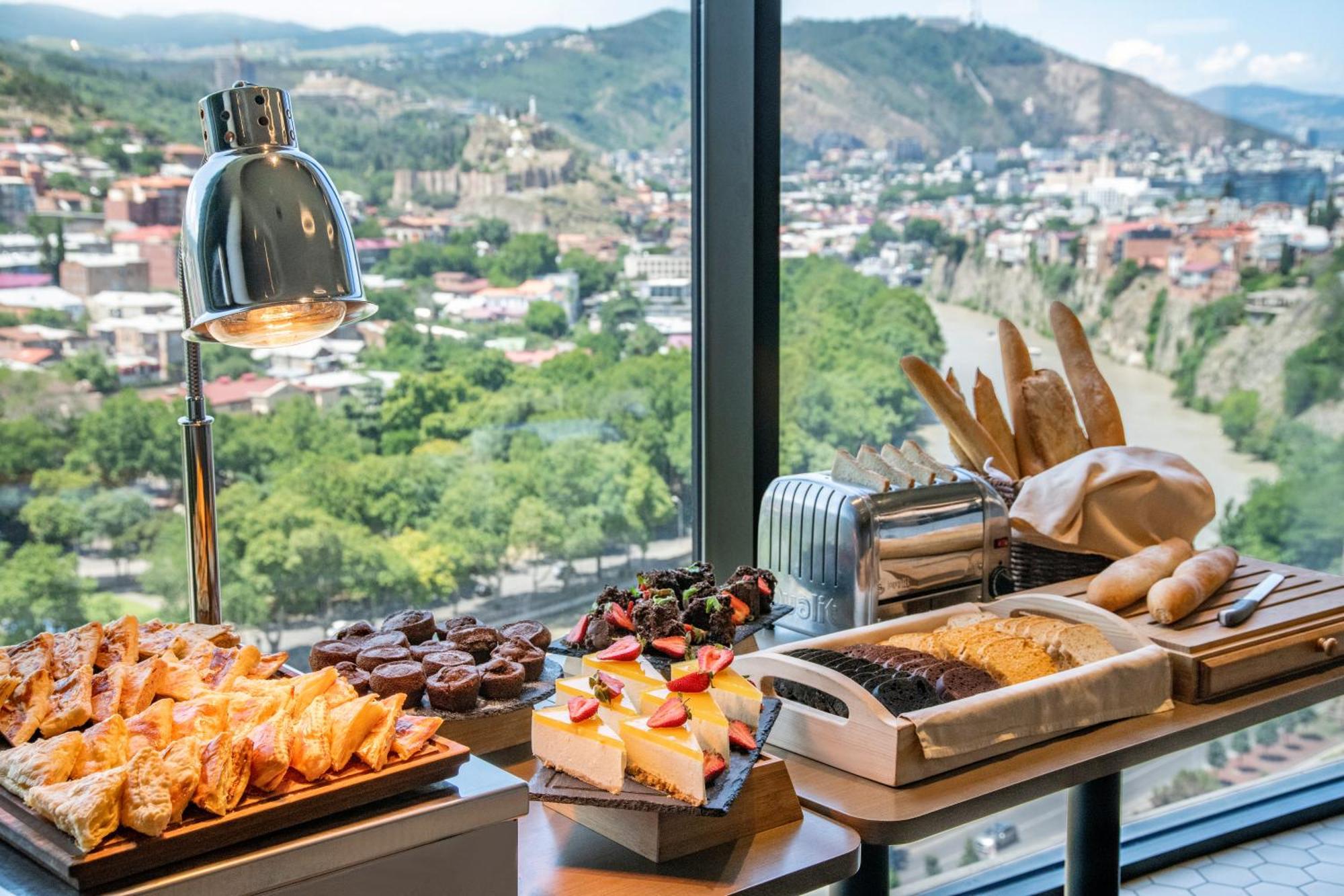 Golden Tulip Design Tbilisi Hotel Buitenkant foto