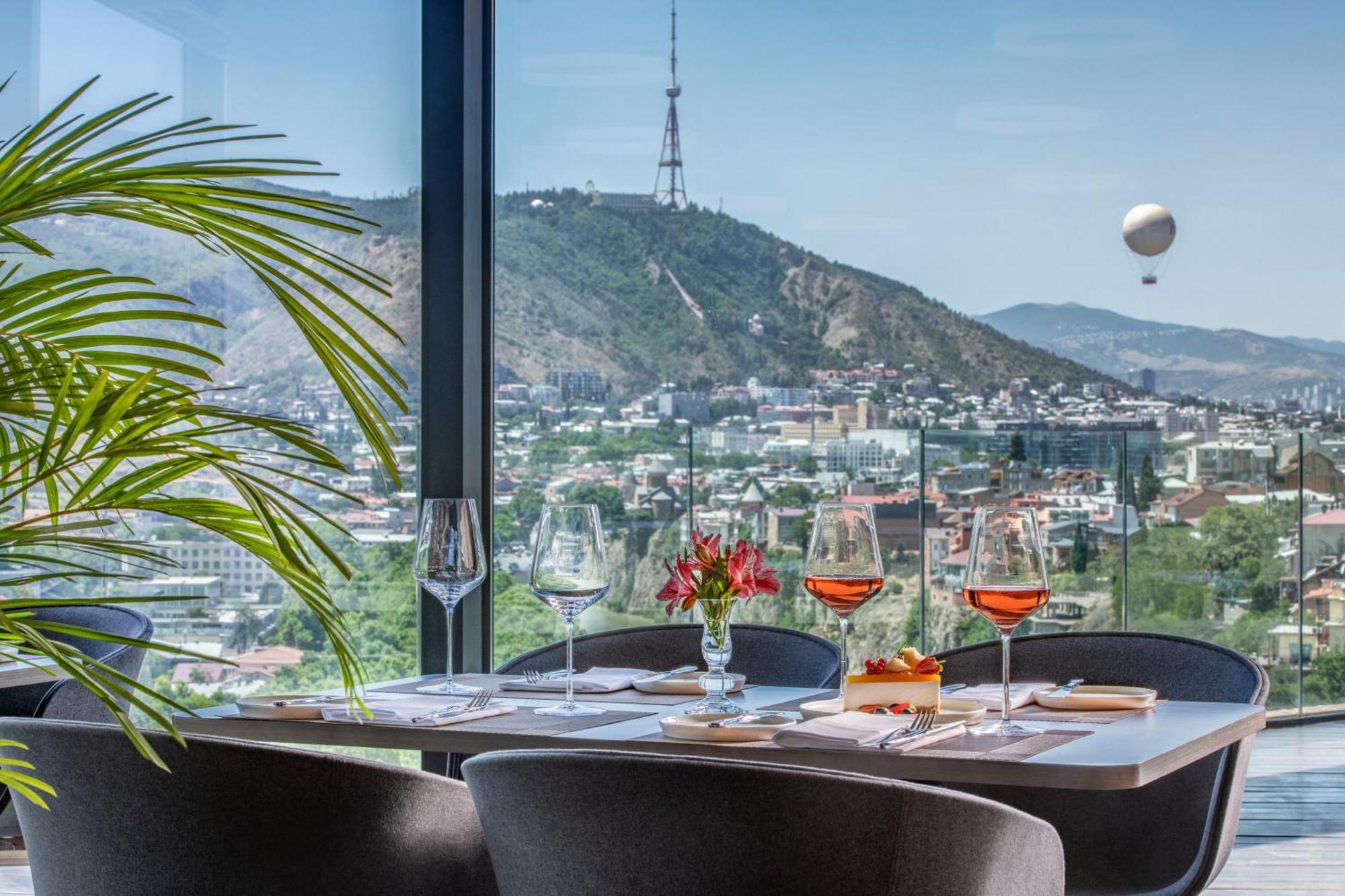 Golden Tulip Design Tbilisi Hotel Buitenkant foto